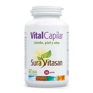 Vital Capilar de Sura Vitasan está diseñado para fortalecer el cabello desde la raíz, especialmente en momentos de caída capilar asociada a cambios hormonales como la menopausia. Contiene una combinación sinérgica de vitaminas del grupo B, zinc, biotina, L-cistina, mijo y extractos vegetales que nutren el folículo piloso y estimulan el crecimiento capilar. Ayuda a frenar la caída, mejorar la densidad, fortalecer la estructura del cabello y devolverle su brillo y vitalidad. 
