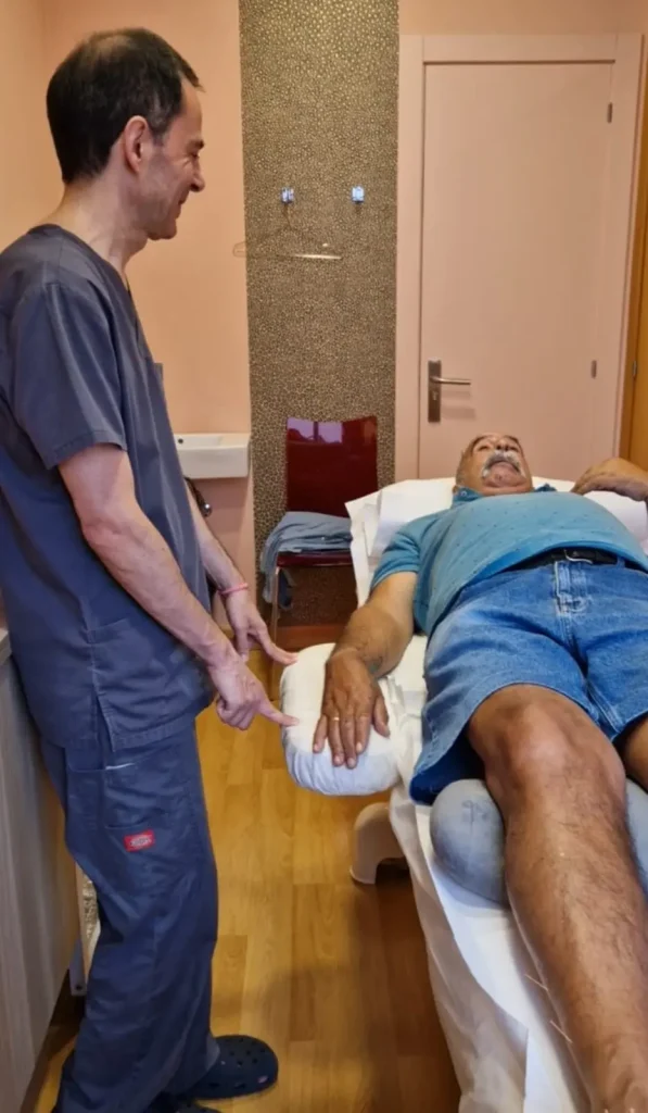 ¿Qué puede aportar la acupuntura tras un ictus? ✅ Movilidad y coordinación La acupuntura estimula zonas específicas del sistema nervioso, potenciando la neuroplasticidad. Esto puede traducirse en mejoras en la fuerza, el equilibrio y el control muscular. ✅ Alivio de la espasticidad Uno de los efectos secundarios más comunes del ictus es la rigidez muscular. A través de agujas estratégicamente colocadas, la acupuntura ayuda a relajar grupos musculares sobrecargados. ✅ Mejor sueño y energía El ictus no solo afecta al cuerpo, también al descanso y al ánimo. Muchas personas sienten más vitalidad y duermen mejor tras iniciar un tratamiento regular. ✅ Apoyo emocional Ansiedad, tristeza o frustración son frecuentes. La acupuntura tiene efecto regulador sobre el sistema nervioso autónomo y puede ayudar a estabilizar el estado emocional.