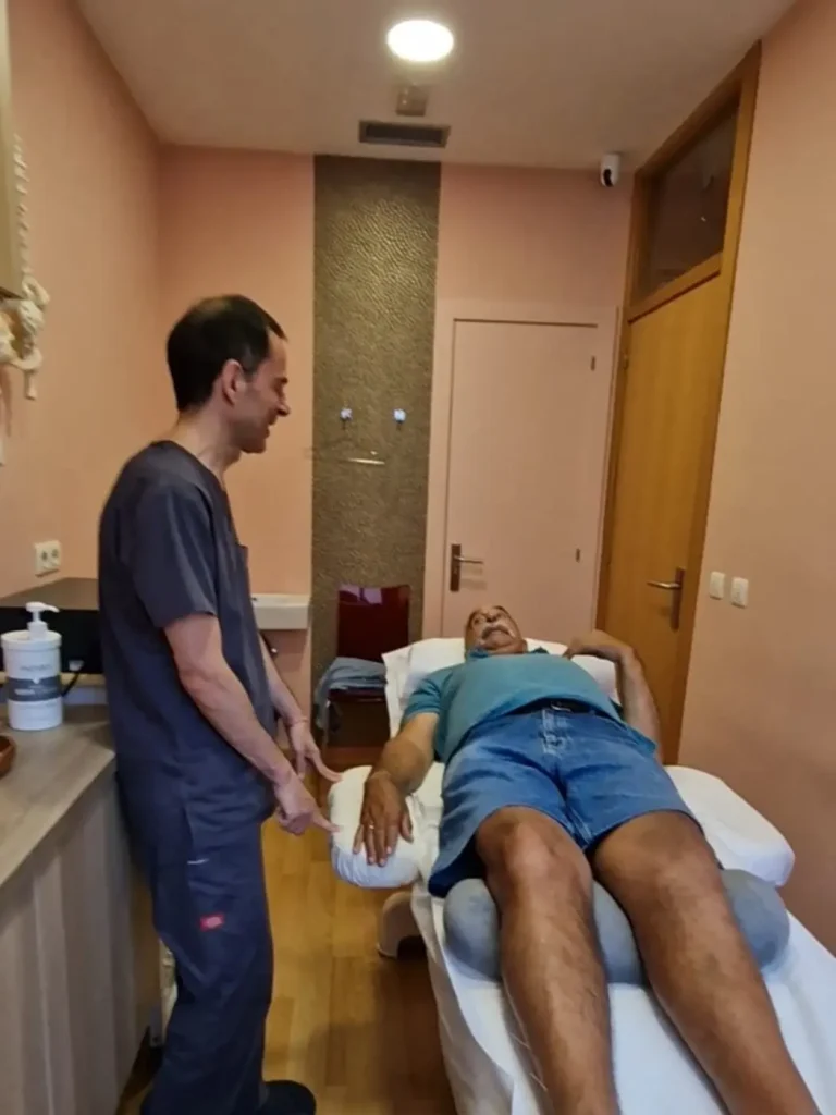 ¿Qué puede aportar la acupuntura tras un ictus?

✅ Movilidad y coordinación

La acupuntura estimula zonas específicas del sistema nervioso, potenciando la neuroplasticidad. Esto puede traducirse en mejoras en la fuerza, el equilibrio y el control muscular.

✅ Alivio de la espasticidad

Uno de los efectos secundarios más comunes del ictus es la rigidez muscular. A través de agujas estratégicamente colocadas, la acupuntura ayuda a relajar grupos musculares sobrecargados.

✅ Mejor sueño y energía

El ictus no solo afecta al cuerpo, también al descanso y al ánimo. Muchas personas sienten más vitalidad y duermen mejor tras iniciar un tratamiento regular.

✅ Apoyo emocional

Ansiedad, tristeza o frustración son frecuentes. La acupuntura tiene efecto regulador sobre el sistema nervioso autónomo y puede ayudar a estabilizar el estado emocional.